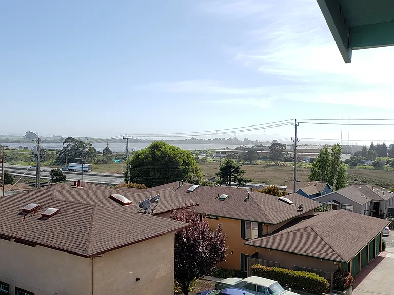Sunset Vista Apartments — Photo 9