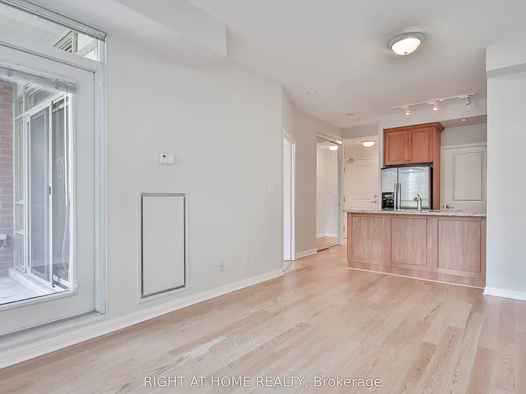 900 Mount Pleasant Rd #411 — Photo 3