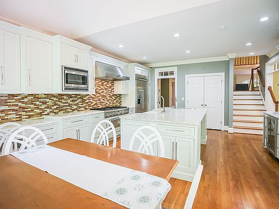 105 Goldwind Ct - Eat In
