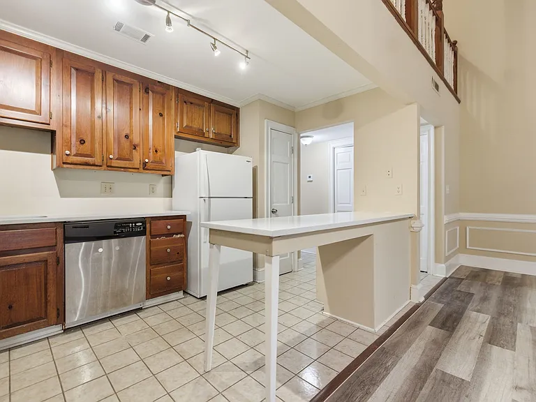 320 Forestgate Ct — Photo 7
