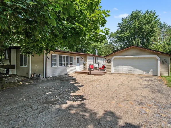 521 Cherokee Bend Dr, Howell, MI 48843