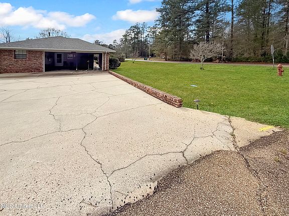 4th image of 904 Pine Dr