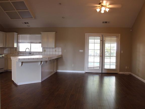 4th image of 2924 E Pershing Ct