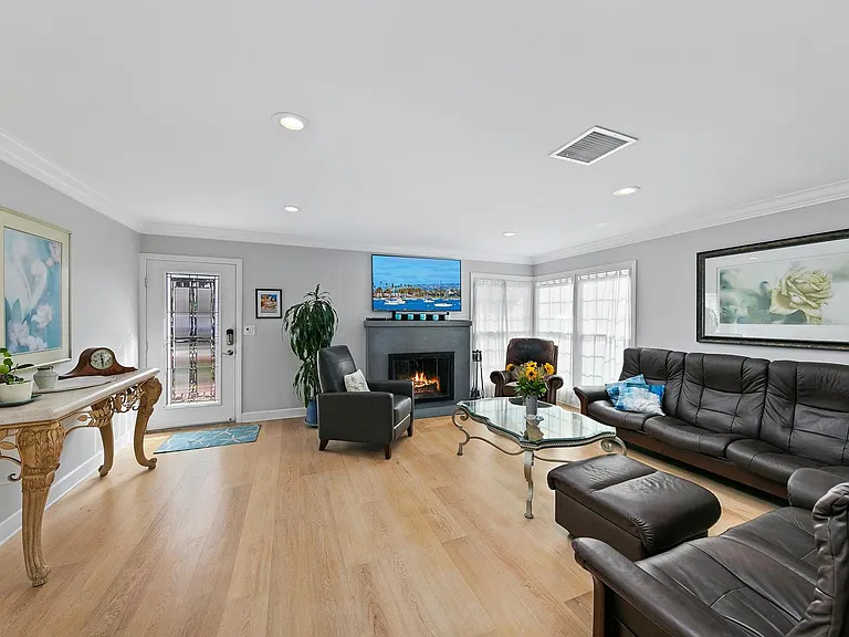 250 Soledad Place — Photo 7