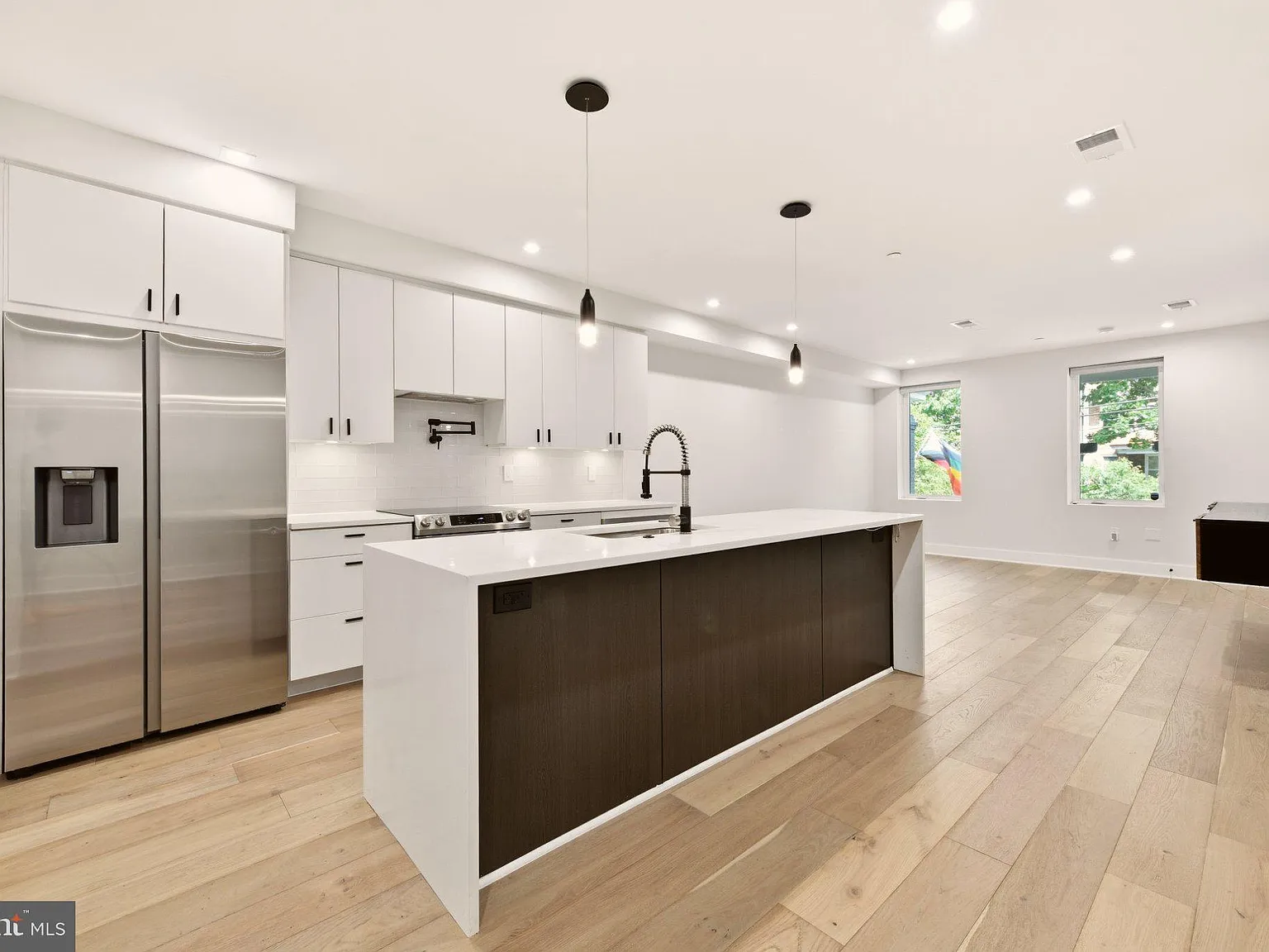 2 bed, 2.5 bath, 1300 sqft, $4,000 — Photo 4