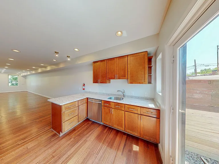 1617 C St SE — Photo 3
