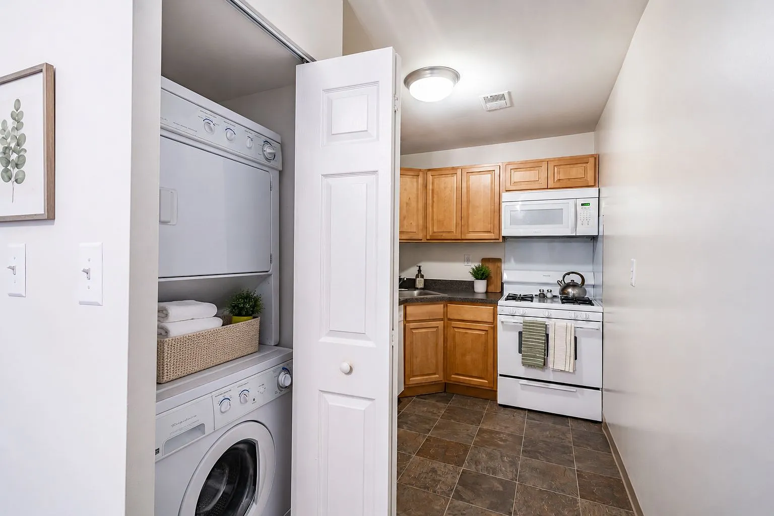 Country Village Apartment Homes — Photo 2