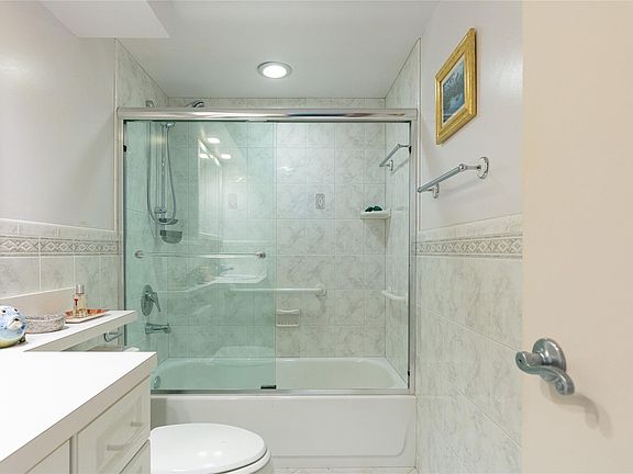 2nd image of 2731 NE 14th Street Causeway #529B