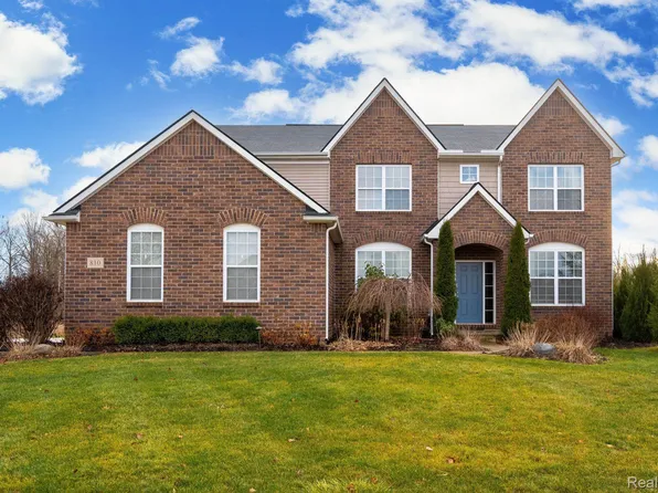 810 Birchwood Ct, Oakland, MI 48363