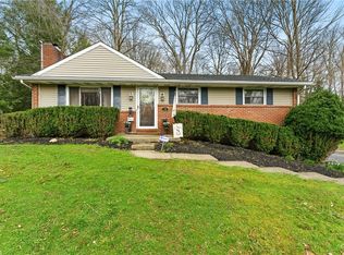 39 Macrae Dr, Grove City, PA 16127