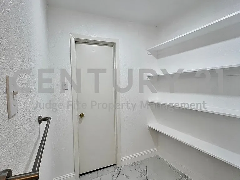1914 W Northgate Dr — Photo 18