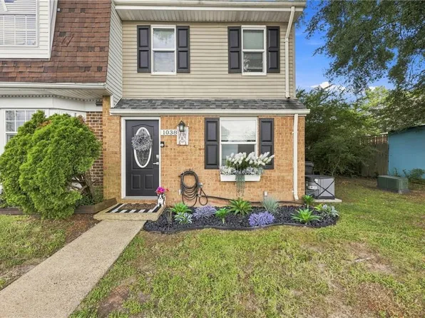 1038 Smoke Tree Ln, Virginia Beach, VA 23452
