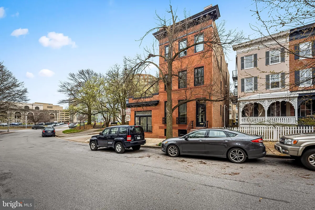 Building Photo - 1202 Bolton St #3