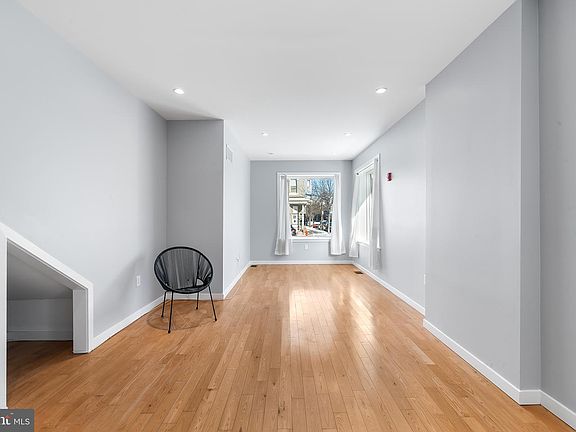 3rd image of 3000 W Girard Ave