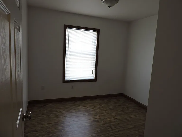 Beautiful Apartments Located 2 Blocks From Penn West Campus — Photo 17