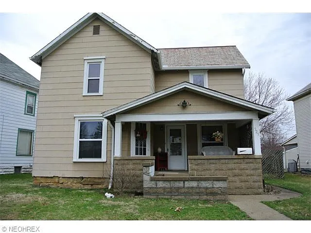 525 N Wooster Ave photo 1