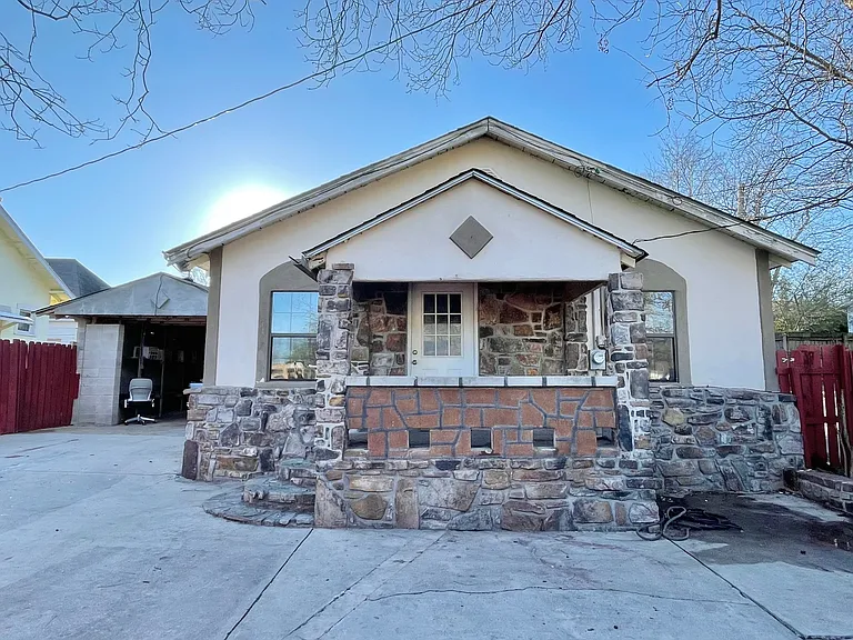 104 Selma St — Photo 14
