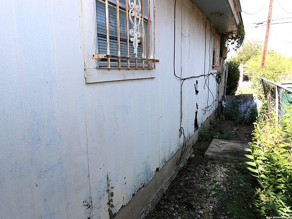5th image of 118 SURRELS AVE