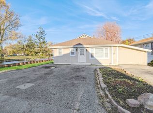 33843 N Lake Shore Dr, Grayslake, IL