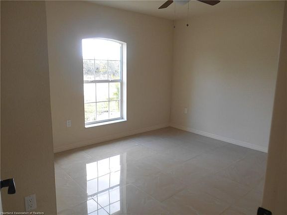 4th image of 448 Blackbird Ct