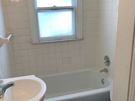 5th image of 110 Hollywood Ave