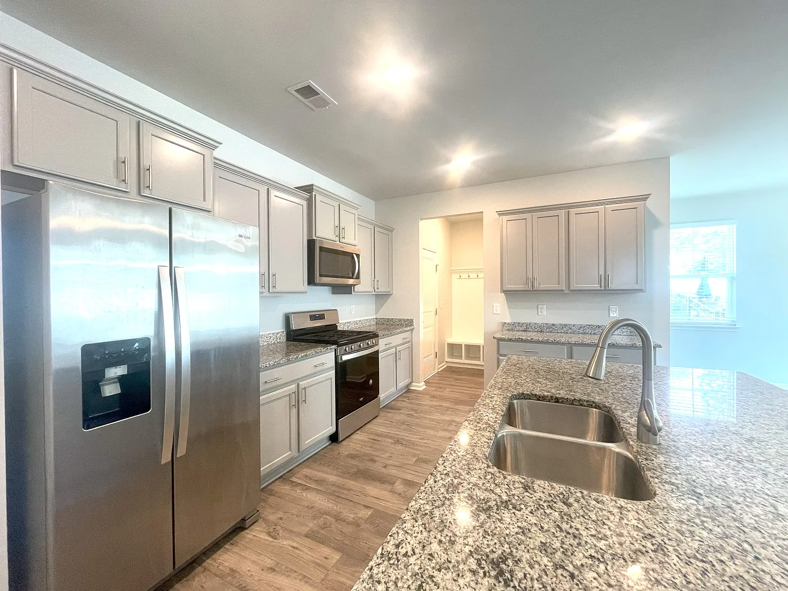 4 bed, 2.5 bath, 2271 sqft, $2,425 — Photo 2
