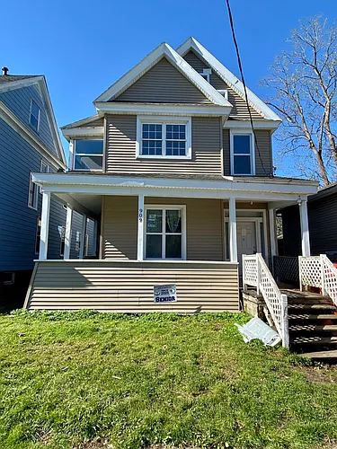 909 Carbon St #2 Photo 1