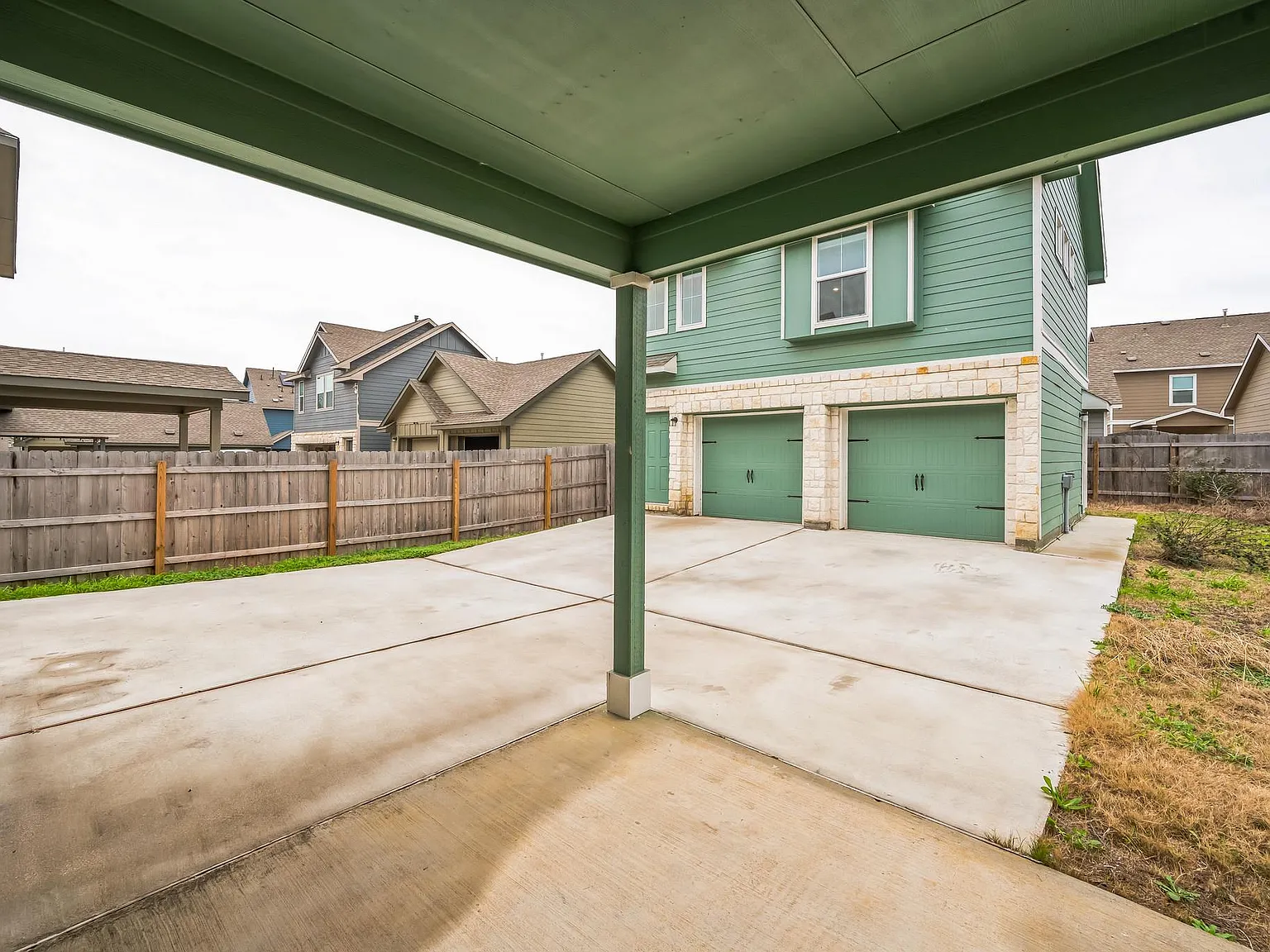 5 bed, 3.5 bath, 2500 sqft, $2,600 — Photo 3