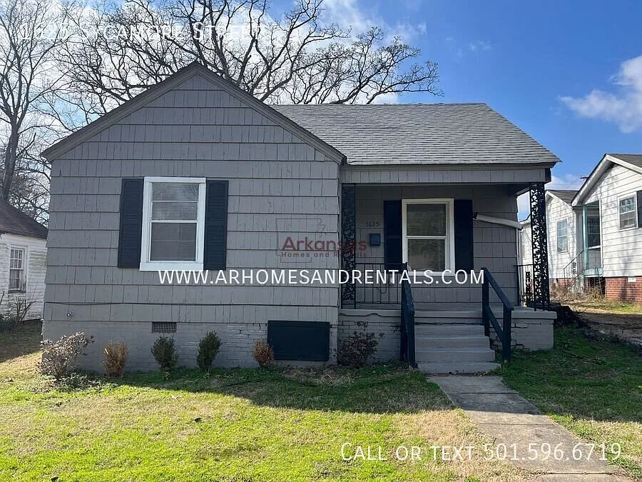1/2 Off First Month's Rent Special ~ 1625 Sycamore Street | 2 Bedrooms | 1 Bathroom — Photo 1
