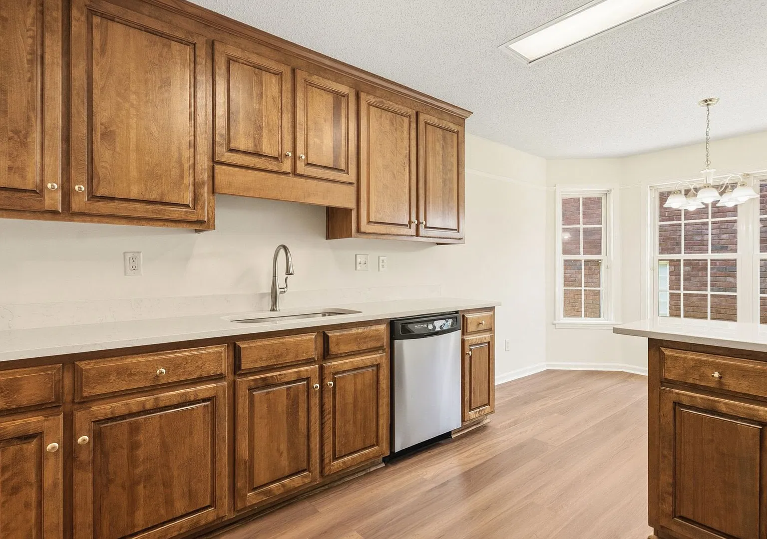 4 Bedroom | 2 Bath | Hillcrest Area — Photo 3