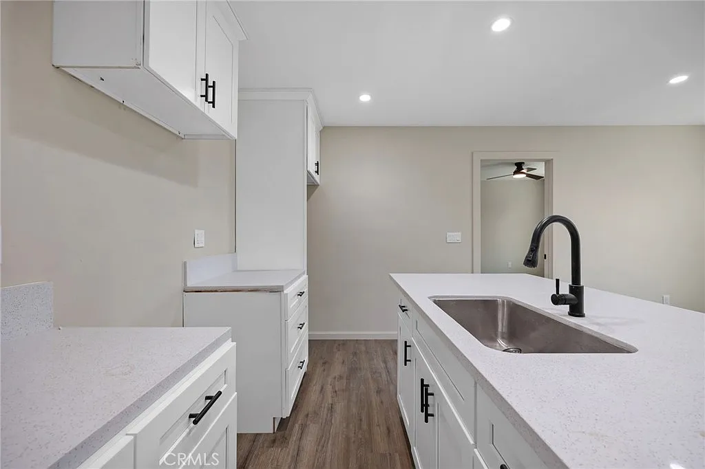 Building Photo - 541 N Barbara Ave #B