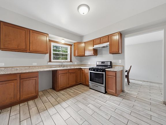2nd image of 305 Circle Rd