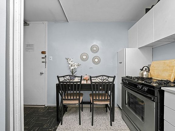 4th image of 1450 E 55th St #621S