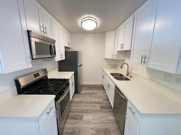 5th image of 11120 Moorpark St #104