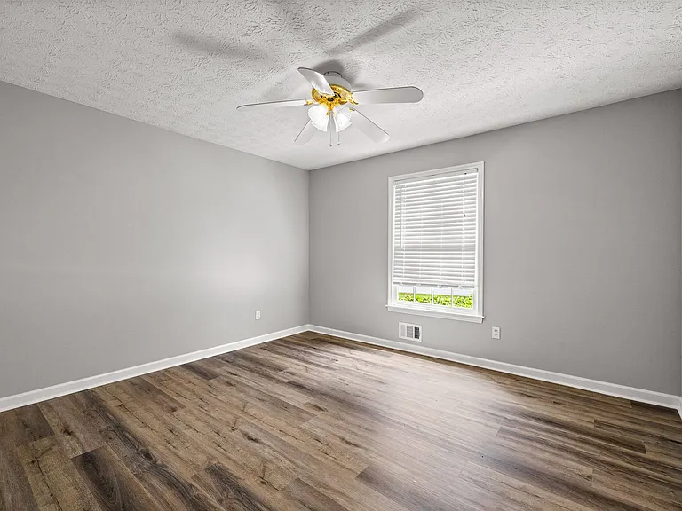 135 Firethorn Ln — Photo 17
