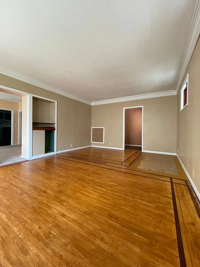 5 Bedroom, 1.5 Bathroom Home Next to Weigent-Hogan Park — Photo 3