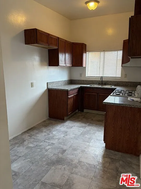 1 bed, 1.0 bath, 7738 sqft, $1,950 — Photo 2