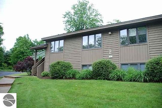 2nd image of 755 Maplewood Ln Unit 5