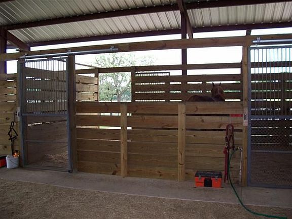 6 lrg stall Cntr isle Barn