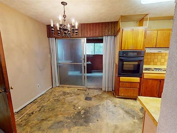3rd image of 829 Round Bay Cir