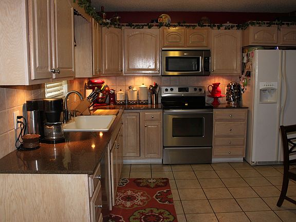 updated eat-in kitchen