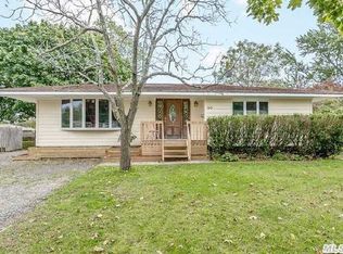 20 Copperbeech Rd, Saint James, NY 11780