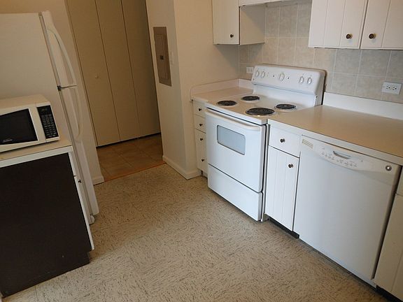3rd image of 3930 N Pine Grove Ave APT 2214