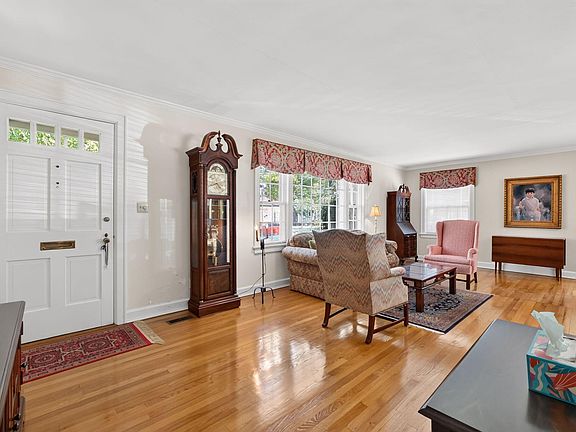 5th image of 807 W Carr St