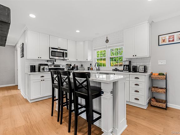 4th image of 93 Duckpond Drive N