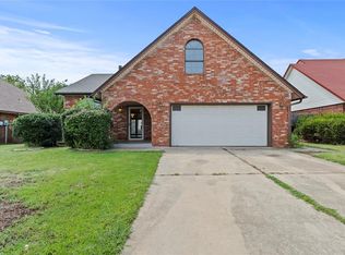 2705 Amber St, Moore, OK 73160