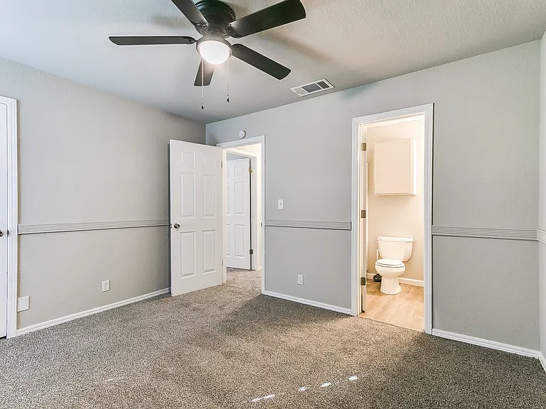 1113 W Fulton St — Photo 16