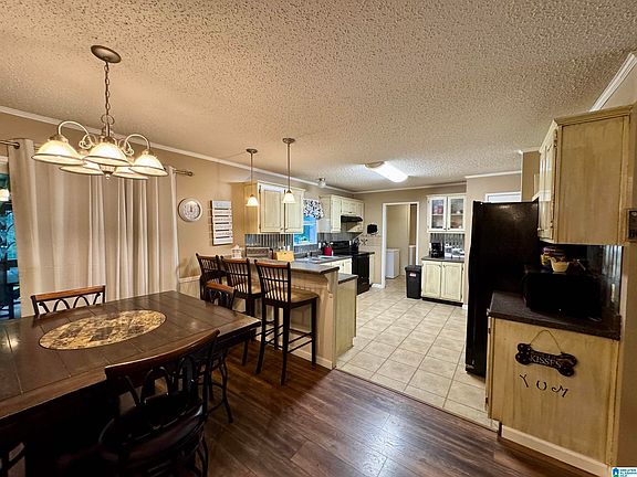 4th image of 402 Mountain Dr