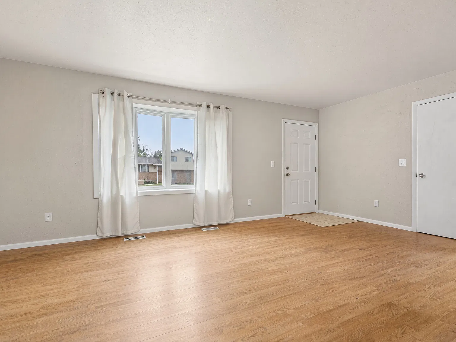 5 bed, 1888 sqft, $2,300 — Photo 2