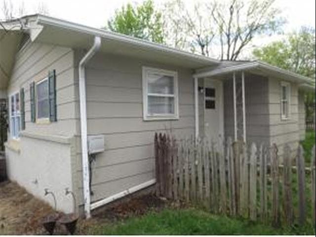1st image of 905 E Hillcrest Dr